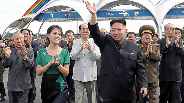 O ditador Kim Jong-un desfila ao lado de sua bela esposa Ri Sol-ju