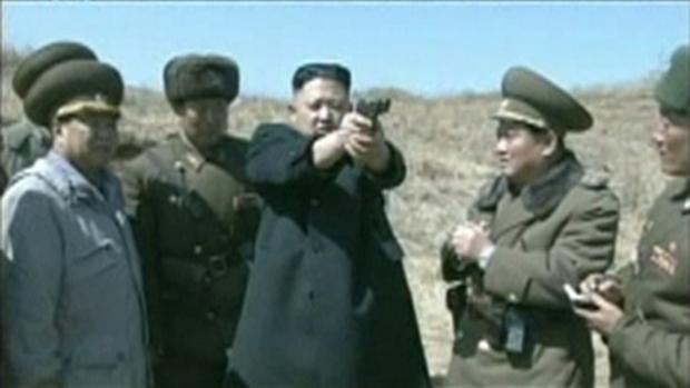 Kim Jong-un empunha pistola ao supervisionar exercícios militares. Imagem a partir de vídeo divulgado pela TV estatal da Coreia do Norte