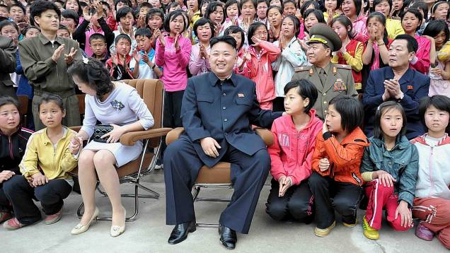 No mesmo dia do lançamento de um míssil norte-coreano, o ditador Kim Jong-un visitou uma escola neste domingo