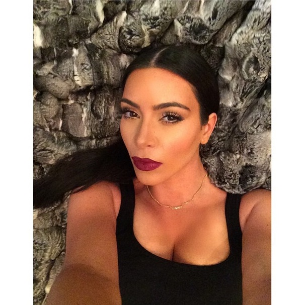 Kim Kardashian, a Rainha das Selfies, publica livro Kim Kardashian Selfish