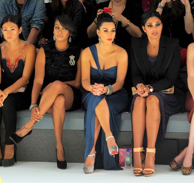 La La Anthony, Kim Kardashian e Rachel Roy no desfile da estilista Vera Wang durante a Mercedes-Benz Fashion Week em Nova York