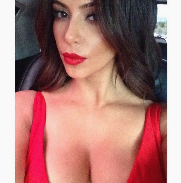 Kim Kardashian publica livro de selfies