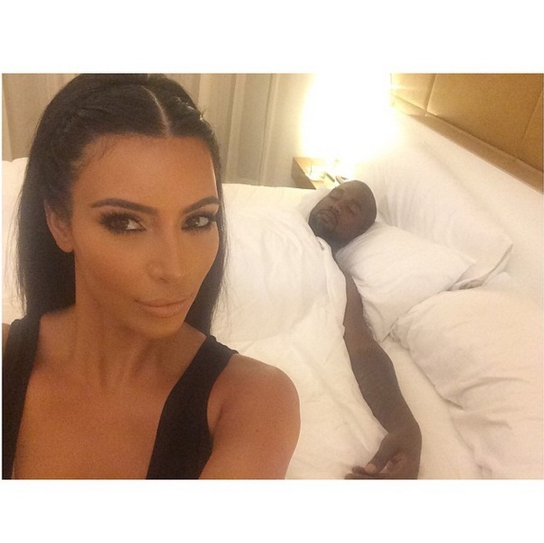 Kim Kardashian tira selfie com o marido, Kanye West. Em 2015, a socialite vai publicar livro de selfies
