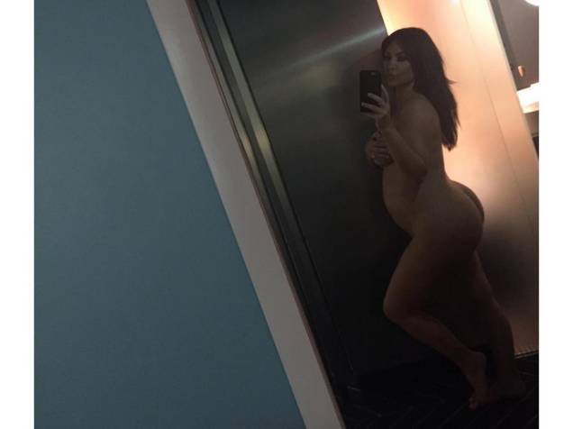 Kim Kardashian posa nua mostrando o barrigão