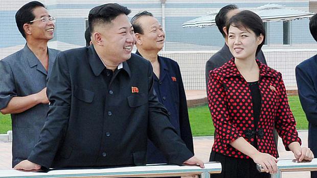 Kim Jong-un ao lado de sua mulher Ri Sol-ju