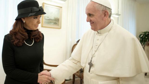 A presidente da Argentina, Cristina Kirchner, em encontro com o papa Francisco na residência Santa Marta, no Vaticano