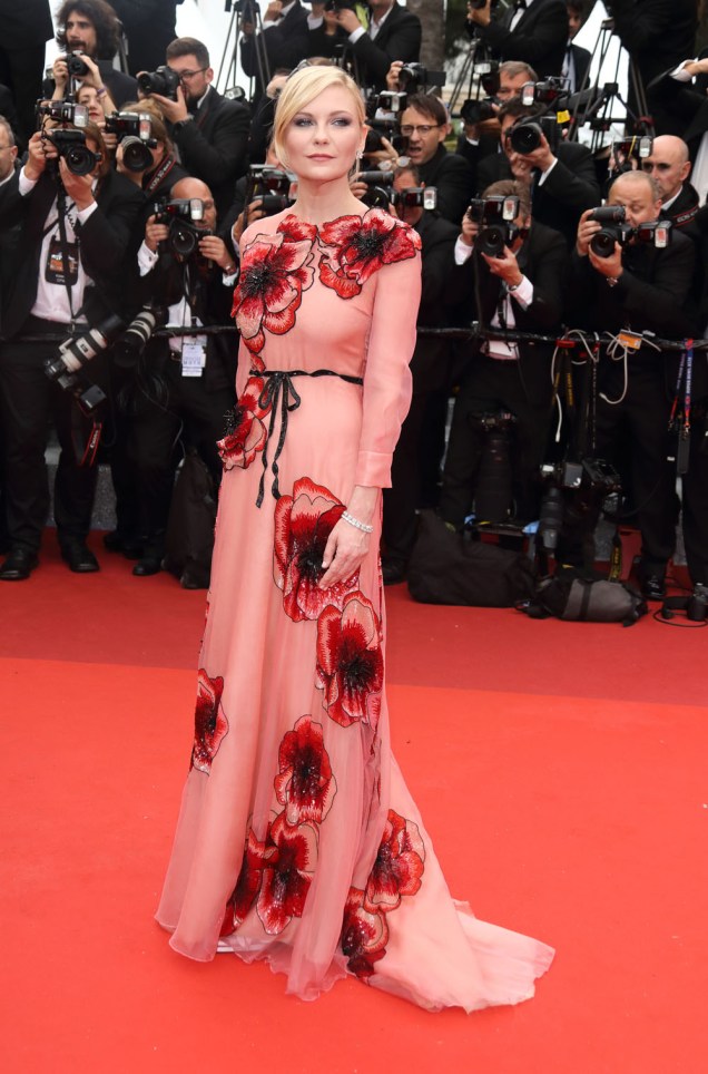 Kirsten Dunst compareceu à abertura do Festival de Cannes 2016 com um belo look rosa de organza da grife Gucci. Os bordados florais arrematam o vestido