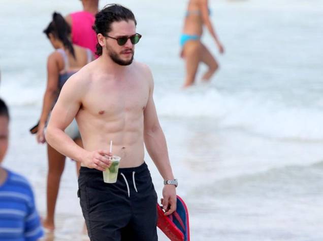 Kit Harington, o Jon Snow de Game of Thrones, curte praia no Rio de Janeiro
