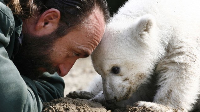 <p>Knut e seu falecido tratador Thomas Doerflein brincam no zoológico de Berlim, em 2007</p>