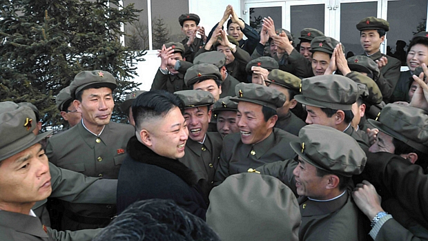 Em foto divulgada pela agência oficial do regime, Kim Jong-un aparece cumprimentando membros da equipe que participou do lançamento do Unha-3