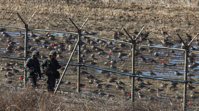 Soldados da Coreia do Sul patrulham fronteira perto da aldeia de Panmunjom em Paju, Coreia do Sul