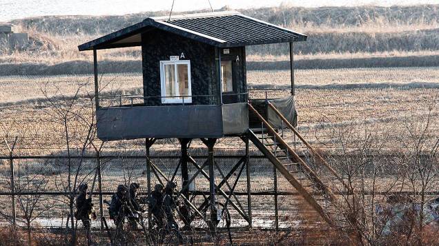Soldados da Coreia do Sul patrulham fronteira perto da aldeia de Panmunjom em Paju, Coreia do Sul