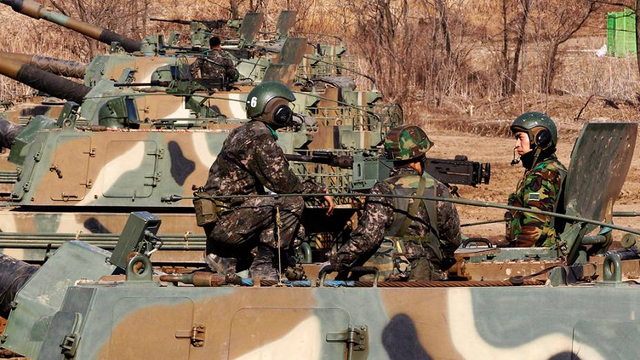 Exército sul-coreano participa de exercício contra possíveis ataques da Coreia do Norte, perto da aldeia de Panmunjom em Paju, Coreia do Sul