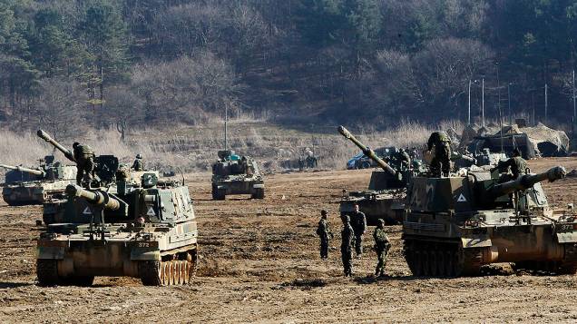 Exército sul-coreano participa de exercício contra possíveis ataques da Coreia do Norte, perto da aldeia de Panmunjom em Paju, Coreia do Sul