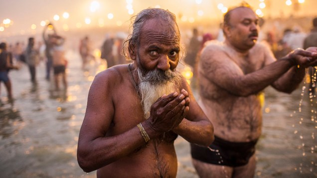 Devotos hindus durante o primeiro grande banho (Shahi Snan) no festival Kumbh Mela, Índia