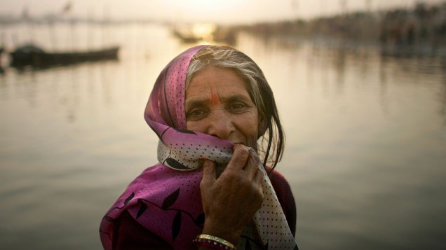 Peregrina hindu olha o banho sagrado situado no rio Sagram, confluência dos rios Ganges, Yamuna e Saraswati, na Índia