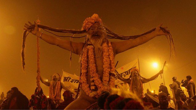 Naga Sadhus, ou homens sagrados hindus chegam para o Shahi Snan, primeiro grande banho do festival religioso Kumbh Mela, Índia