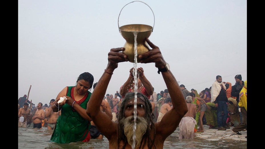 Milhares de indianos celebram festival hindu com banho no rio