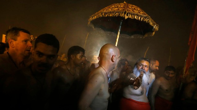 Devotos hindus durante o primeiro grande banho (Shahi Snan) no festival Kumbh Mela, Índia