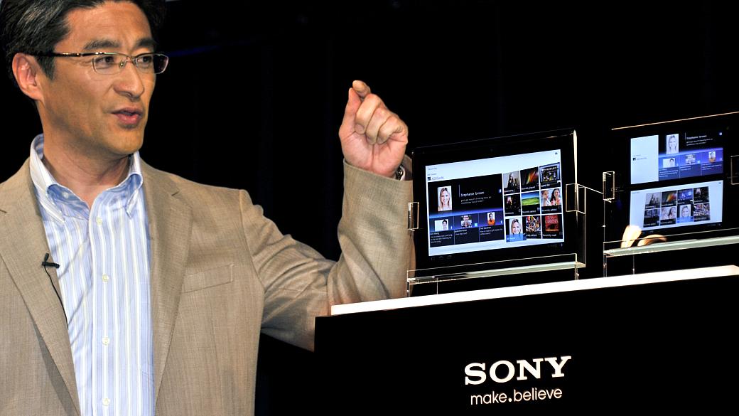 Kunimasa Suzuki, vice-presidente da Sony, apresenta os tablets S1 e S2, em Tóquio