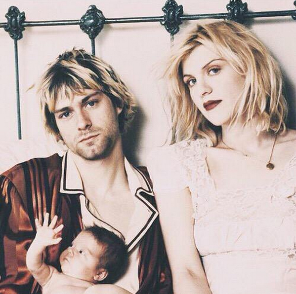 Courtney Love posta foto com Kurt Cobain e a filha do casal, Frances Bean Cobain e diz sentir saudades do marido: Deus, como sinto sua falta, todos nós sentimos