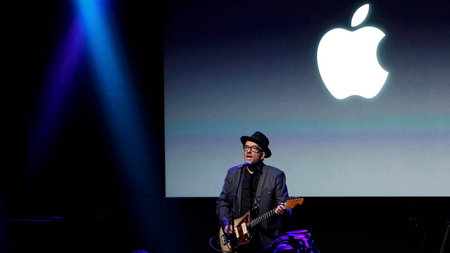 Elvis Costello se apresenta durante evento da Apple, em Cupertino na Califórnia