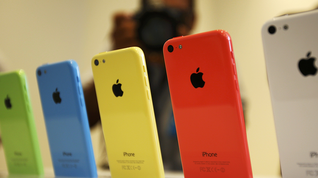 Apple lança iPhones 5C, com 5 cores