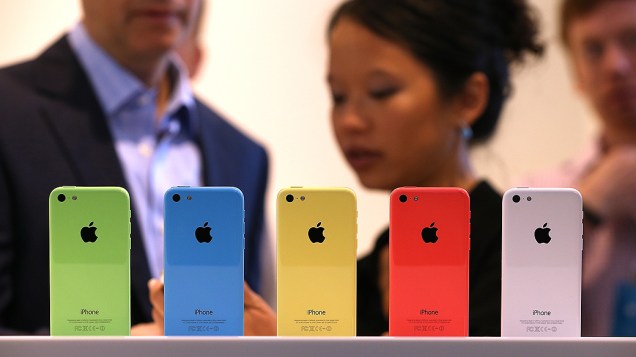 Apple lança iPhones 5C, com 5 cores