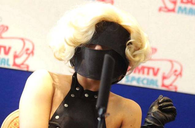 Lady Gaga esconde o rosto durante uma coletiva de imprensa