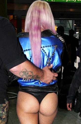 Lady Gaga no desembarque no aeroporto de Londres com parte do bumbum de fora. A cantora estava usando apenas collant, jaqueta e botas