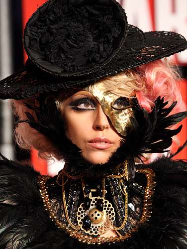 Durante a premiação anual da MTV americana, o Video Music Awards (VMA), em setembro de 2009, Lady Gaga abusou dos looks estranhos. Acima, a cantora chegando ao evento.
