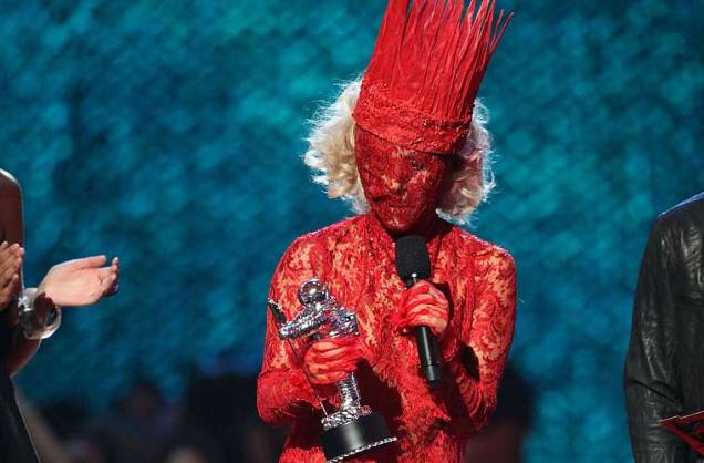 Quando subiu ao palco para receber o prêmio de artista revelação VMA, Lady Gaga usou este vestido rendado que cobria seu rosto.