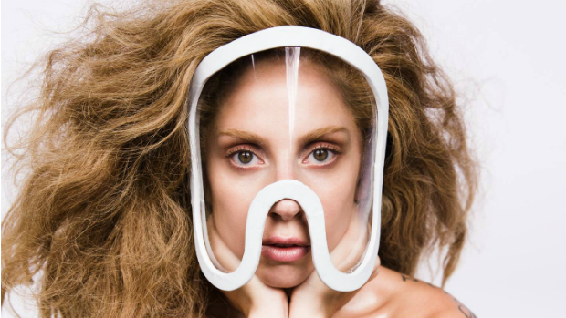 Lady Gaga posta no Twitter foto em que reza pelas vítimas do incêndio em Santa Maria