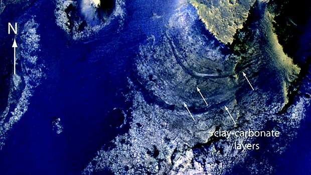 As imagens feitas pelas câmeras da Mars Reconnaissance Orbiter e análises feitas pela Nasa indicam que os minerais (apontados pelas setas) que formam a cratera tiveram contato com água no passado.