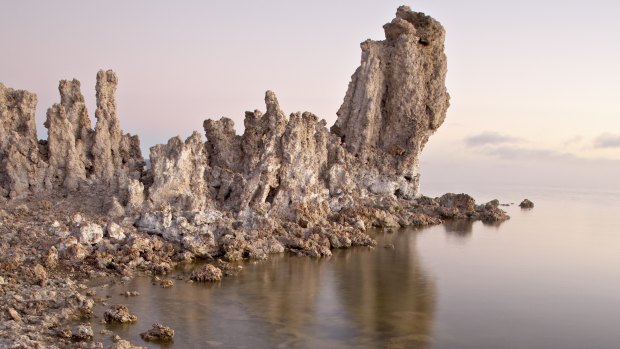 Foi no Lago Mono, na Califórnia, nos Estados Unidos, que os cientistas encontraram a bactéria que utiliza arsênio no lugar do fósforo. O lago é conhecido pelas altas concentrações de arsênio e pela altíssima salinidade