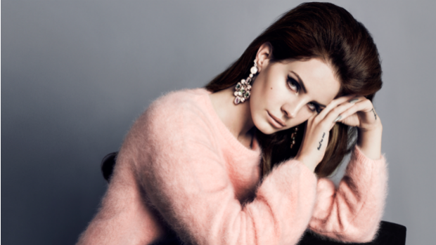 Lana Del Rey posa para catálogo da H&M