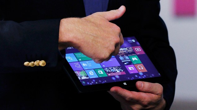 CEO da Microsoft, Steve Ballmer mostra o tablet da empresa antes do lançamento do sistema operacional Windows 8, em Nova York