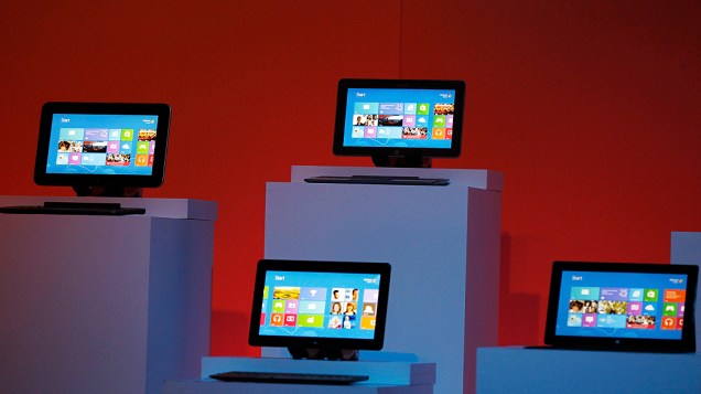 Dispositivos que executam o Windows 8 são mostrados durante o lançamento do sistema operacional em Nova York