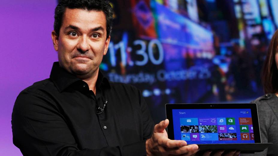 Michael Angiulo, vice-presidente corporativo do Windows Ecosystem Hardware, Planejamento & PC da Microsoft, mostra "Microsoft Surface" durante o evento de lançamento do Windows 8, em Nova York