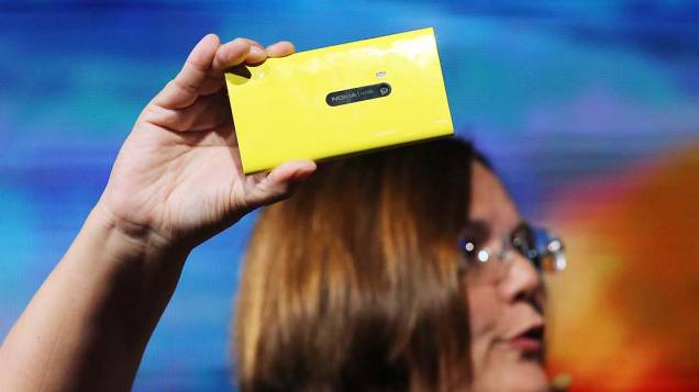 Jo Harlow, vice-presidente executivo da Nokia,  para dispositivos inteligentes, apresenta o novo smartphone Nokia Lumia 920 durante um evento conjunto com a Microsoft em Nova York