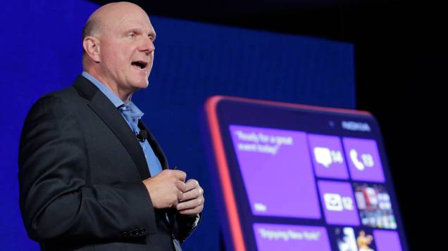  <br><br>  CEO da Microsoft, Steve Ballmer fala no lançamento do novo smartphone Nokia Lumia 920 com sistema operacional Microsoft Windows 8 em evento em Nova York<br><br>