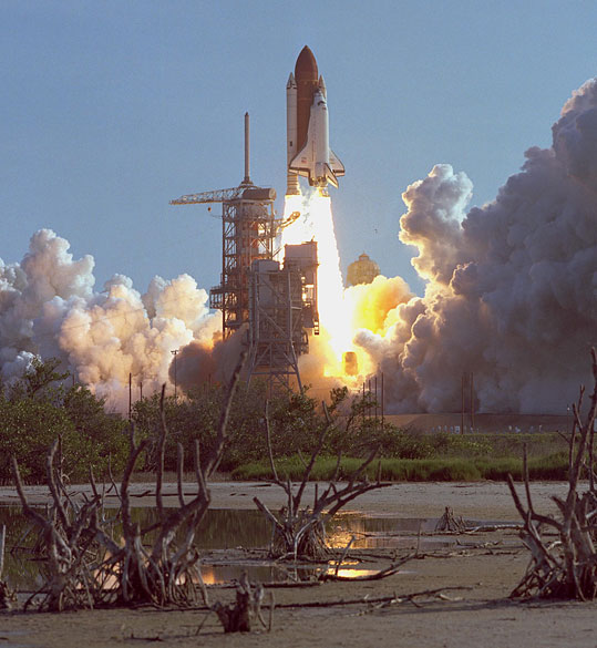<p>Primeiro lançamento do ônibus espacial Discovery no Centro Espacial Kennedy, Flórida, em 30 de agosto de 1984 </p>