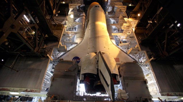 <p>Ônibus espacial Discovery pronto para ser carregado pelo "Vehicle Assembly Building" até a plataforma 39A, no Centro Espacial Kennedy, em 20 de setembro de 2010</p>