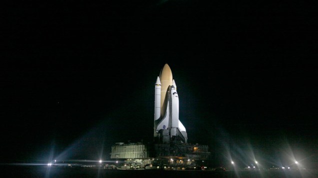 <p>Ônibus espacial Discovery inicia sua jornada de 5,4 km carregado pelo "Vehicle Assembly Building" até a plataforma 39A, no Centro Espacial Kennedy, em 20 de setembro de 2010</p>