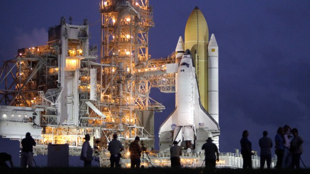 <p>Fotógrafos registram o ônibus espacial Discovery na base de lançamento 39A no Centro Espacial Kennedy em Cabo Canaveral, 21 de setembro de 2010</p>