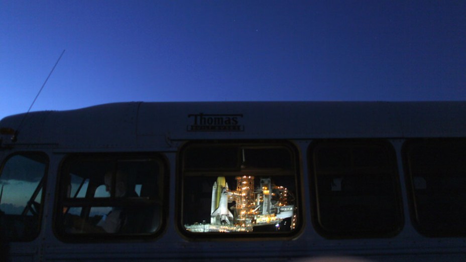 <p>Reflexo do ônibus espacial Discovery, em 21 de setembro de 2010</p>