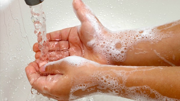 Segundo o Centro de Controle e Prevenção de Doenças dos Estados Unidos, o correto é lavar as mãos vigorosamente de 15 a 20 segundos, usando água e sabão