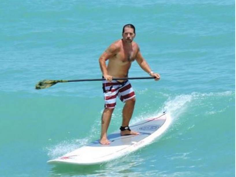Leandro Hassum surfa em praia em Natal, Rio Grande do Norte