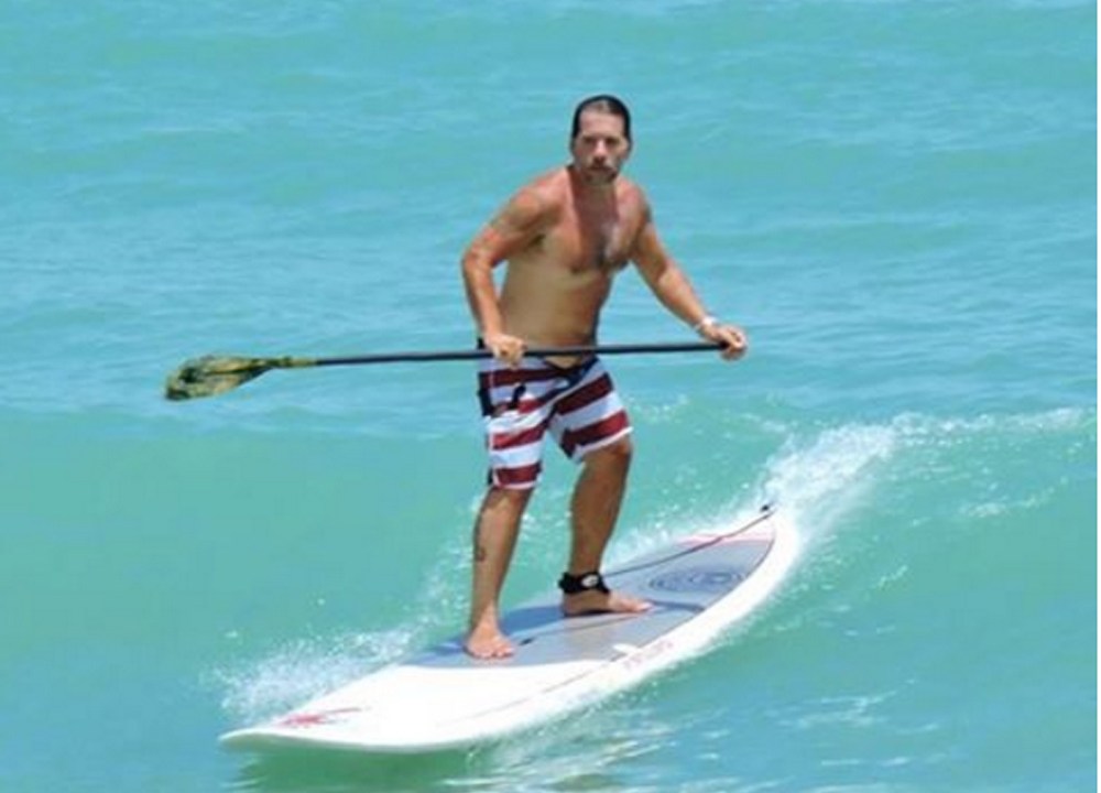 Leandro Hassum surfa em praia em Natal, Rio Grande do Norte