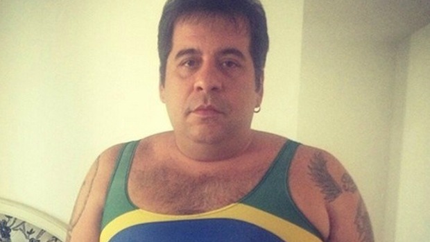 Leandro Hassum usa regata sexy para torcer para o Brasil na Copa do Mundo 2014.